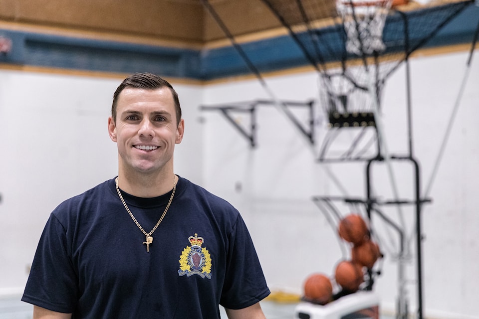 Basketball Connecting Police Officers with Community in Whati, NT
