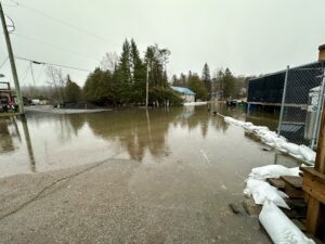 Volunteers Community Help Fight Ontario Flooding